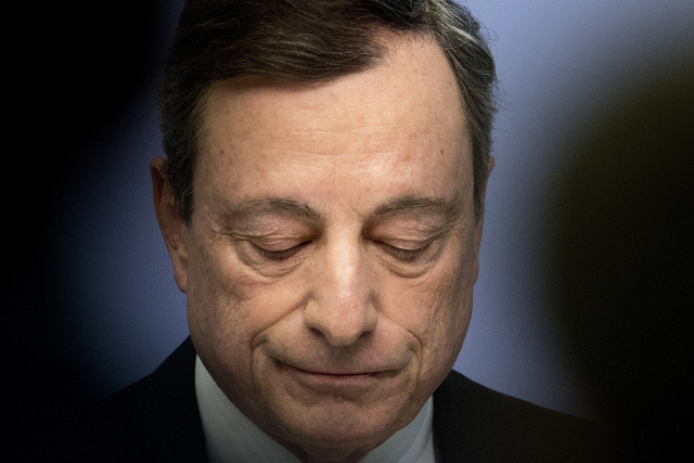 마리오 드라기 유럽중앙은행(ECB) 총재가 10일 프랑크푸르트에서 기자회견 도중 생각에 잠겨 있다. /프랑크프루트=AP연합뉴스