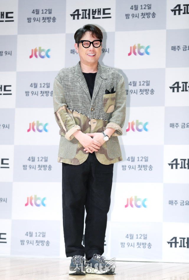 가수 윤종신이 11일 서울 마포구 JTBC 사옥에서 열린 JTBC 신규 예능 프로그램 ‘슈퍼밴드’ 제작발표회에 참석하고 있다.