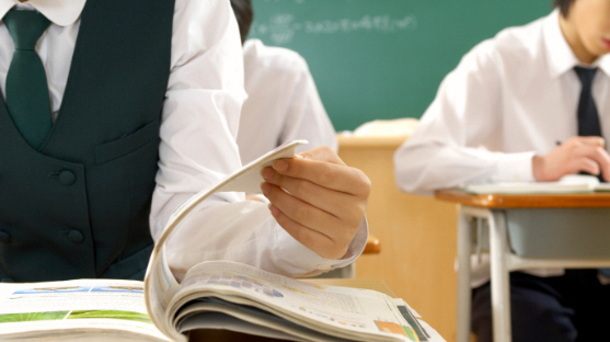 여중생 3명 성추행한 교사 멀쩡히 수업…분통 터뜨린 학부모들