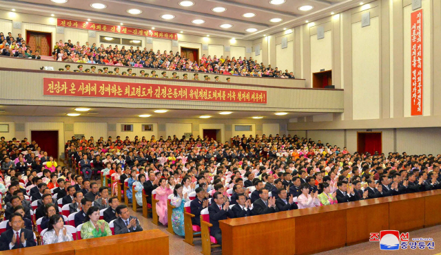 김정은 국무위원장의 최고 지도자 추대 7주년을 맞아 노동계급과 직맹(직업동맹)원들의 경축모임이 지난 8일 중앙노동자회관에서 열렸다고 조선중앙통신이 9일 보도했다. /평양 조선중앙통신=연합뉴스