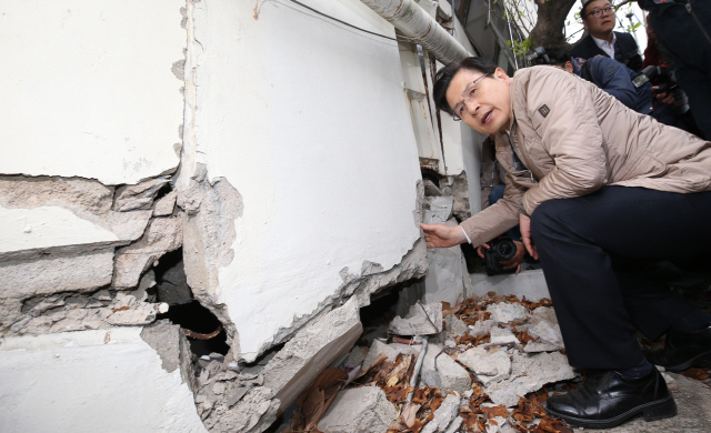 황교안 자유한국당 대표가 9일 포항시 대성아파트를 둘러보고 있다. 대성아파트는 지난 2017년 11월 지진 당시 아파트 붕괴 피해를 입었던 곳이다. /연합뉴스