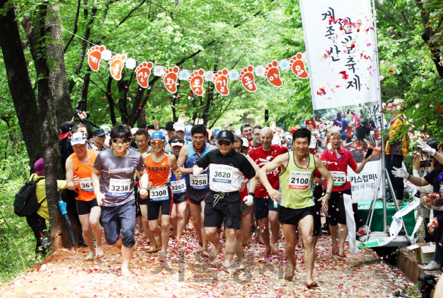 2018계족산 맨발축제에서 열린 맨발 마라톤 대회 참가자들이 힘차게 출발하고 있다. 사진제공=맥키스컴퍼니