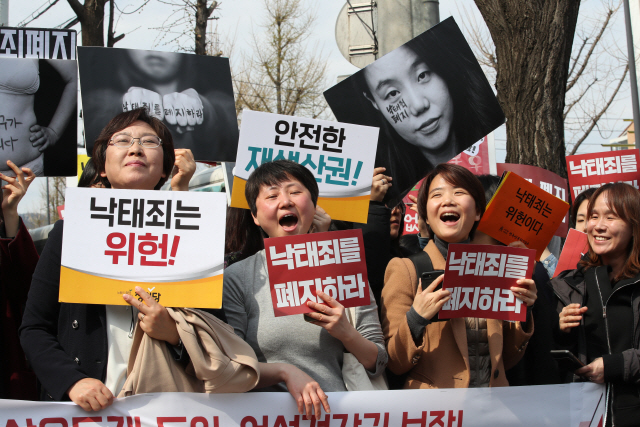 ‘헌법불합치’ 판결 들은 낙태죄 폐지 찬성 시위자들/연합뉴스