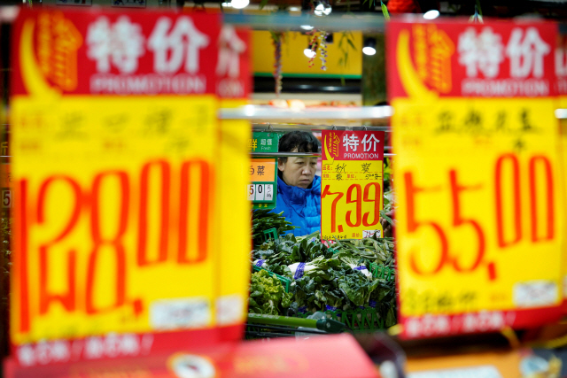 한 여성이 베이징의 식품가게에서 야채를 고르고 있다.  /로이터연합뉴스