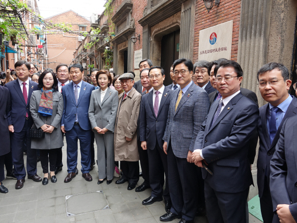 대한민국 임시정부 수립 100주년인 11일 5당 원내 대표를 비롯한 국회의원, 한완상 3·1운동 및 대한민국 임시정부 수립 100주년 기념사업추진위원장 등 정부 대표단이 중국 상하이 임시정부 청사 기념관을 방문한 후 기념촬영을 하고 있다. /연합뉴스