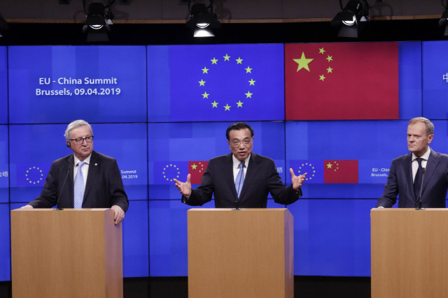 장-클로드 융커(왼쪽부터) 유럽연합(EU) 집행위원장, 리커창 중국 총리, 도널드 투스크 EU 정상회의 상임의장. /브뤼셀=AFP연합뉴스