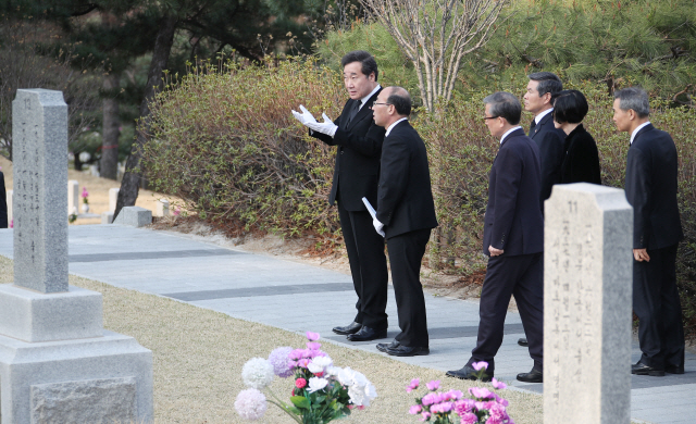 이낙연 국무총리가 11일 오후 서울 동작동 국립서울현충원에서 정경두 국방부 장관, 피우진 국가보훈처장 등과 함께 임시정부요인 18위 묘소를 둘러보고 있다./연합뉴스