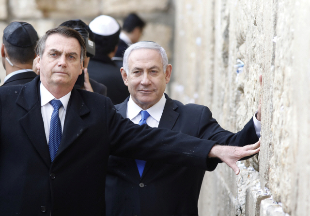 지난 1일(현지시간) 자이르 보우소나루(왼쪽) 브라질 대통령이 베냐민 네타냐후 이스라엘 총리와 함께 ‘통곡의 벽’을 찾았다./예루살렘=로이터연합뉴스