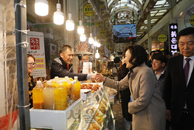 박영선 중소벤처기업부 장관이 9일 강원 전통시장을 찾아 상인들과 이야기를 나누고 있다./사진제공=중기부