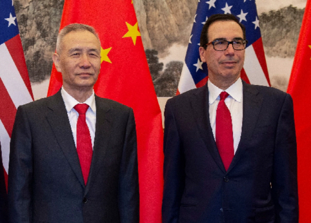 스티브 므누신(오른쪽) 미국 재무장관이 지난 3월 29일 류허 중국 부총리와 중국 베이징에서 협상한 후 기념촬영하고 있다. /AFP연합뉴스