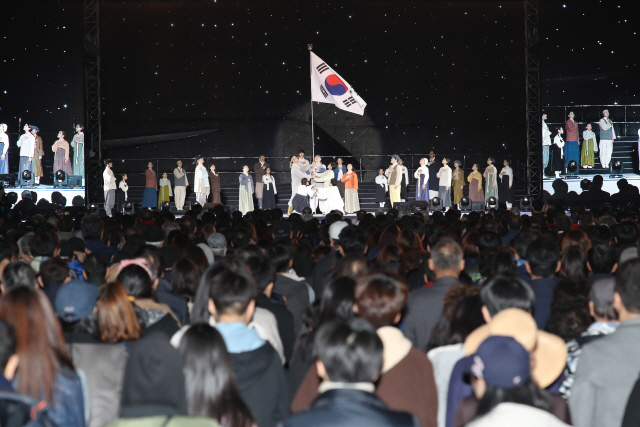 대한민국 임시정부 수립 100주년인 11일 오후 서울 여의도공원 문화의 마당 광장에서 열린 기념식에서 3·1운동으로 민족의 독립 의지를 표출하는 태극기 퍼포먼스를 펼친 참가자들이 애국가를 부르고  있다./연합뉴스