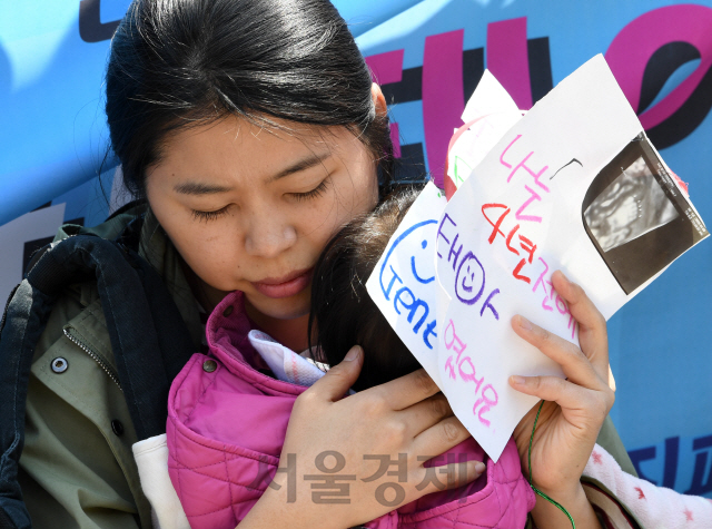 11일 서울 종로구 헌법재판소 앞에서 낙태죄 존치를 촉구하는 단체들이 집회를 갖고 있다. 이날 헌재는 낙태 전면금지는 위헌이라고 판결을 내렸다. 또한 임신초기의 낙태를 허용하고 임산부 동의를 받아 낙태 수술한 의사 처벌 또한 위헌이라고 판결했다./성형주기자 2019.04.11