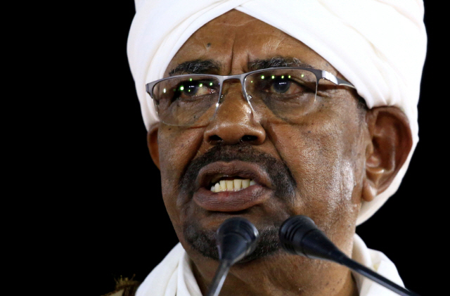 아프리카의 대표적인 독재자 오마르 알-바시르 수단 대통령이 지난 2월 수도 하르툼의 대통령궁에서 연설하는 모습. /하르툼=로이터연합뉴스