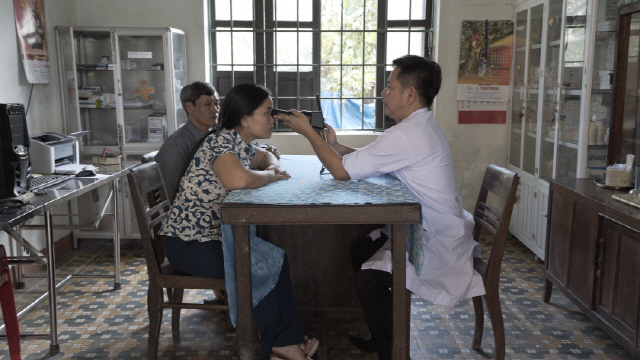 지난해 삼성 투모로우 솔루션 임팩트 부문 대상을 수상한 ‘프로젝트 휴대봄’ 팀의 휴대용 안구질환 검진기기를 활용해 베트남 꽝찌성 보건소에서 안과 의사가 환자를 진찰하고 있다. /사진제공=삼성전자