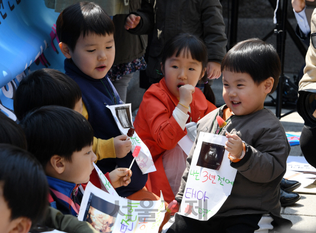 11일 서울 종로구 헌법재판소 앞에서 낙태죄 존치를 촉구하는 단체들이 집회를 갖고 있다. 이날 헌재는 낙태 전면금지는 위헌이라고 판결을 내렸다. 또한 임신초기의 낙태를 허용하고 임산부 동의를 받아 낙태 수술한 의사 처벌 또한 위헌이라고 판결했다./성형주기자 2019.04.11