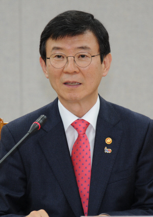 수협 업무협황 보고받는 문성혁 장관      (서울=연합뉴스) 문성혁 해양수산부 장관이 10일 서울 송파구 수협중앙회를 방문해 업무현황을 보고받고 있다. 2019.4.10 [해양수산부 제공]      photo@yna.co.kr  (끝)      <저작권자(c) 연합뉴스, 무단 전재-재배포 금지>