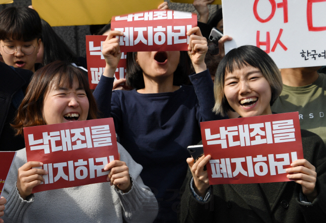 헌법재판소가 낙태죄에 대해 66년만의 헌법불합치 결론을 내린 11일 서울 종로구 헌재 앞에서 낙태죄 폐지를 촉구하는 집회 참가자들이 소식을 듣고 환호하고 있다. 이날 헌재는 낙태 전면금지는 위헌이라고 판결을 내렸다. 또한 임신초기의 낙태를 허용하고 임산부 동의를 받아 낙태 수술한 의사 처벌 또한 위헌이라고 판결했다./성형주기자 2019.04.11