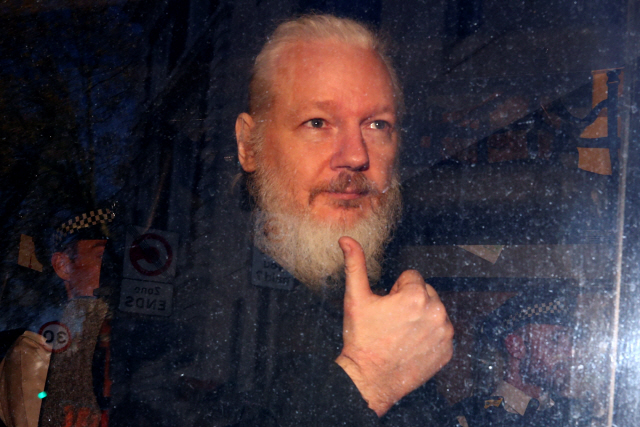 위키리크스 설립자 줄리언 어산지가 영국 경찰에 치포돼 호송되고 있다. /로이터연합뉴스