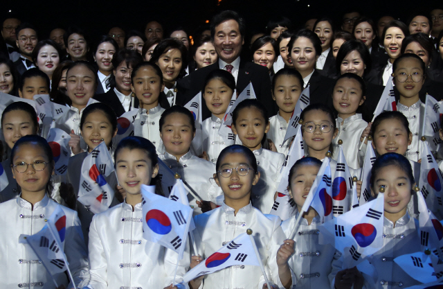 이낙연 국무총리가 대한민국임시정부수립 100주년인 11일 오후 서울 여의도공원 문화의 마당 광장에서 열린 기념식에서 의미있는 공연을 펼친 출연진들과 기념촬영을 하고 있다. /연합뉴스