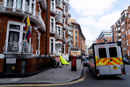 11일(현지시간) 폭로 전문사이트 ‘위키리크스’ 설립자인 줄리안 어산지가 체포된 영국 런던 주재 에콰도르대사관 앞에 경찰 차량이 세워져 있다. 영국 경찰은 어산지를 보호해온 런던 주재 에콰도르 대사관이 보호 조처를 철회함에 따라 이날 대사관에서 어산지를 체포했다고 밝혔다.      /런던=AFP연합뉴스
