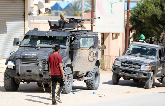 10일(현지시간) 국제사회가 인정한 리비아 정부군이 군용차를 타고 리비아 수도 트리폴리 인근 도시를 지키고 있다./로이터연합뉴스