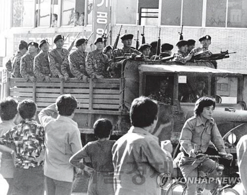 부마항쟁 당시 시민들이 시내에 진입한 계엄군을 지켜보고 있다. /연합뉴스