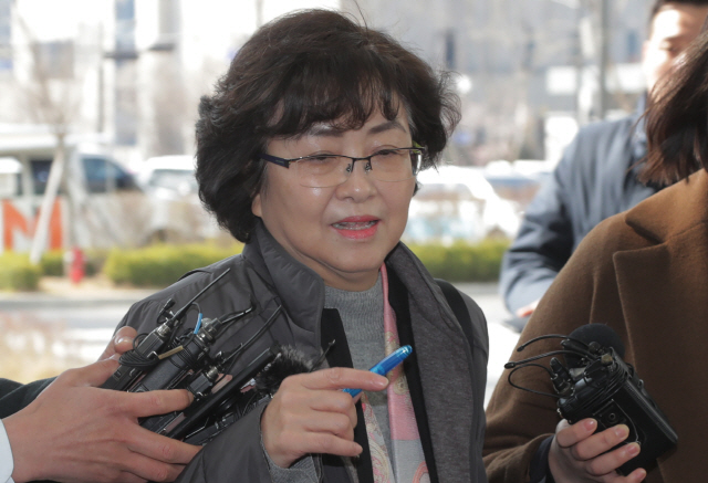 김은경 전 환경부 장관이 지난 2일 오전 ‘환경부 블랙리스트 문건 의혹’ 조사를 받기 위해 서울 송파구 동부지방검찰청에 출석, 취재진의 질문을 받고 있다./연합뉴스