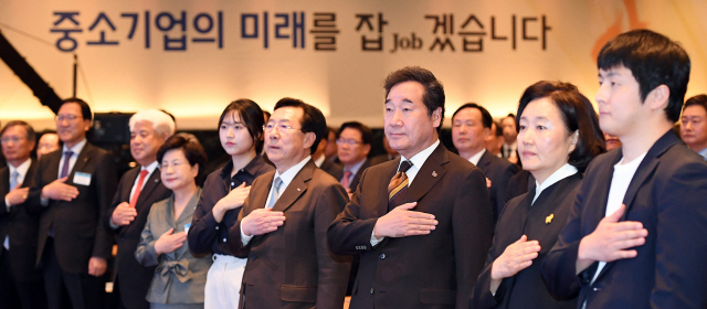 이낙연(오른쪽 세번째) 국무총리와 박영선(〃 두번째) 중소벤처기업부 장관, 김기문(〃 네번째) 중소기업중앙회 회장 등이 12일 서울 영등포구 여의도 중소기업중앙회에서 열린 '청년 스마트 일자리 선포식'에서 국민의례를 하고 있다./오승현기자 2019.4.12