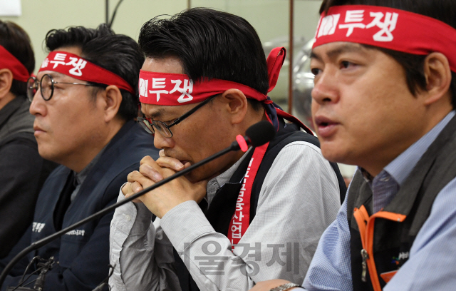 12일 서울 남대문로 전국금융산업노동조합 회의실에서 열린 정부의 카드산업 대책 관련 금융공동투쟁본부의 입장발표에서 허권 금융노조 위원장이 생각에 잠겨 있다. 이날 금융노동자 공동투쟁본부와 카드사노동조합협의회는 총파업을 5월말로 유보한다고 밝혔다./성형주기자 2019.04.12