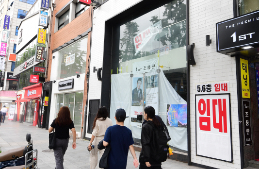 서울 종로구 한 상가 건물에 ‘임대’ 안내 문구가 붙어있다. /권욱기자
