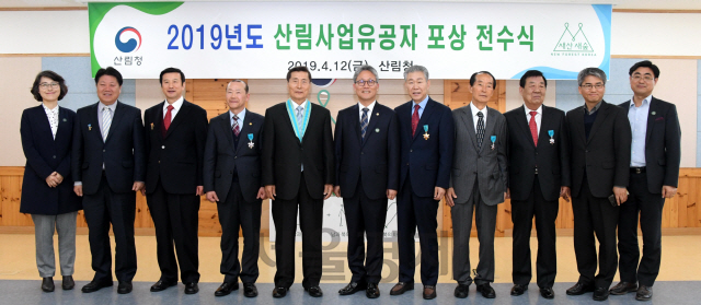 김재현(사진 왼쪽에서 여섯번째) 산림청장이 2019 산림사업 유공자 포상 전수식을 가진 후 수상자들과 기념촬영을 하고 있다. 사진제공=산림청
