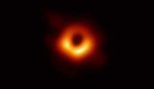 세계 최초로 공개된 초대질량 블랙홀 ‘포웨히’.    /로이터연합뉴스