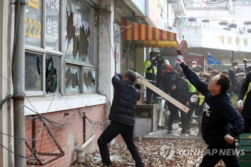 4일 명도소송강제집행이 시도된 서울 개포종합상가 앞에서 개포주공 1단지 재건축 조합원들이 상가 유리창을 부수고 있다. / 사진=연합뉴스