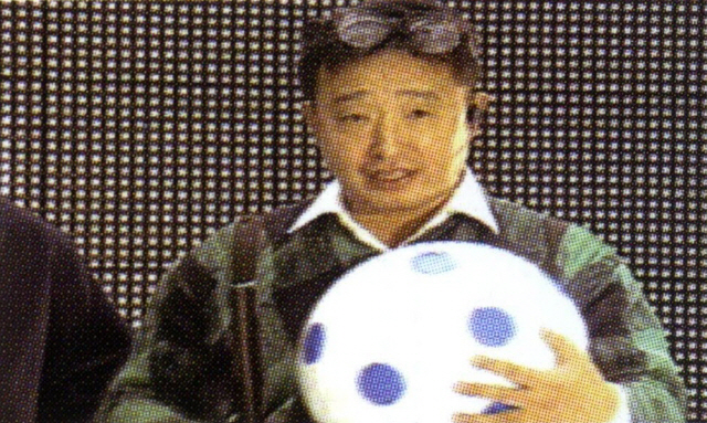 백남준이 1986년10월5일 생방송으로 공개한 ‘바이바이 키플링’의 한 장면으로 일본 도쿄 아크힐즈 플라자 야외무대에 오른 백남준이 ‘비디오 볼’ 퍼포먼스에 대해 설명하고 있다.
