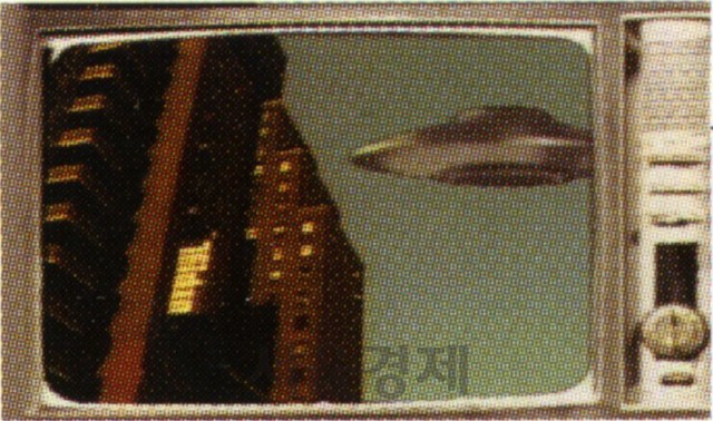 백남준이 1988년9월11일 세계 11개국에 생중계 한 ‘세계와 손잡고’의 한 장면으로 뉴욕 시대 WNET방송국 위쪽으로 UFO가 등장하고 있다.