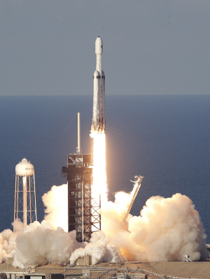 미국의 민간 우주개발업체 스페이스X의 ‘팰컨 헤비’ 로켓이 11일(현지시간) 미 플로리다주 케이프 커내버럴의 케네디 우주센터 발사장에서 사우디아라비아의 통신위성 ‘아랍샛-6A’를 탑재한 채 발사되고 있다.    /케이프커내버럴=AP연합뉴스