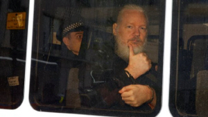 런던 경찰에 체포된 ‘위키리크스’의 설립자 줄리언 어산지. /로이터연합뉴스