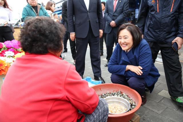 박영선 중소벤처기업부 장관이 11일 당진전통시장에서 상인들과 이야기를 나누고 있다. /사진제공=중기부