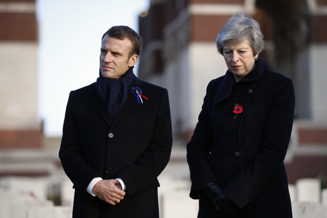 에마뉘엘 마크롱(왼쪽) 프랑스 대통령과 테리사 메이 영국 총리 /AP연합뉴스