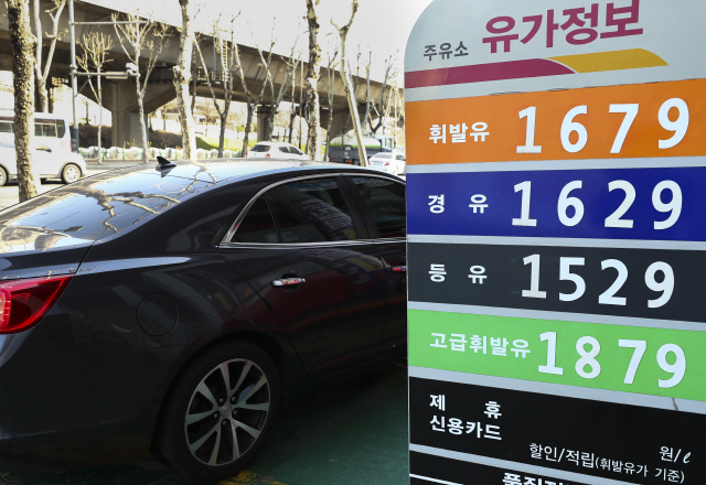 전국 주유소에서 판매하는 휘발유와 경유 가격이 8주 연속 오름세를 이어가고 있는 13일  한 차량이 서울 한 주유소로 들어가고 있다. /연합뉴스