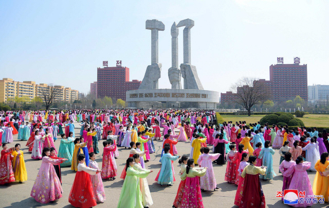 북한 김정은 국무위원장의 최고지도자 추대 7주년을 맞아 조선사회주의여성동맹(여맹) 일꾼과 구성원들의 무도회가 11일 당창건기념탑광장에서 열렸다고 조선중앙통신이 12일 보도했다./평양 조선중앙통신=연합뉴스