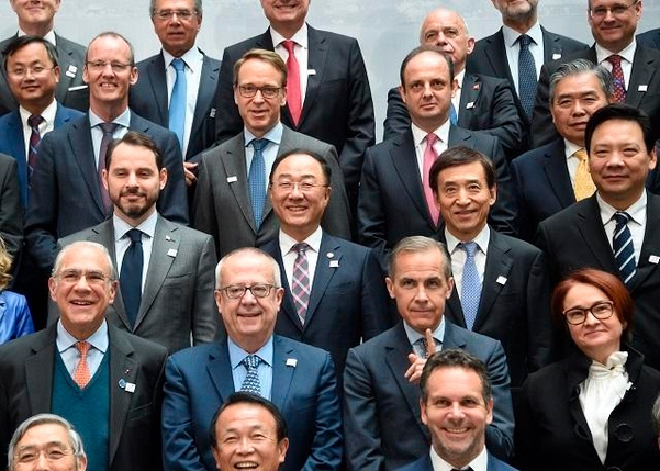홍남기 경제부총리 겸 기획재정부 장관이 12일(현지시간) 미국 워싱턴D.C 국제통화기금(IMF)에서 열린 G20 재무장관회의에 참석해 각국 참석자들과 기념사진을 찍고 있다./사진제공=기획재정부