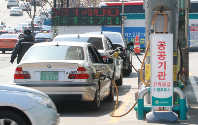 차량들이 12일 서울 시내의 한 주유소에서 주유를 하고 있다. 정부는 이날 유류세 인하 폭을 7%로 축소하고 인하 기간은 4개월 연장하는 방안을 내놓았다. /연합뉴스