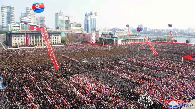 지난 13일 김정은 국무위원회 위원장 추대를 경축하는 중앙군중대회가 평양 김일성광장에서 열리고 있다. /평양=조선중앙통신연합뉴스