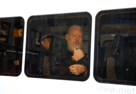 폭로 전문사이트 ‘위키리크스’의 설립자 줄리언 어산지(47)가 영국 런던 주재 에콰도르 대사관에서 7년간 피신한 끝에 11일(현지시간) 전격 체포돼경찰 차량으로 압송되고 있다.     /런던=로이터연합뉴스
