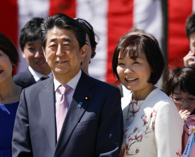 아베 신조 일본 총리와 부인 아키에 여사. /도쿄=EPA연합뉴스