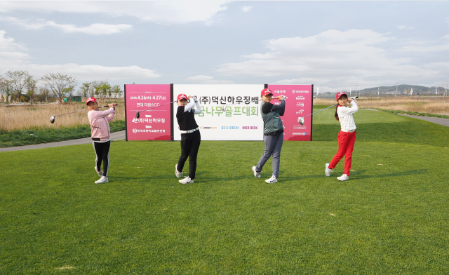 지난해 덕신하우징배 꿈나무골프대회에서 참가 선수들이 드라이버 샷 포즈를 취하고 있다. /사진제공=덕신하우징