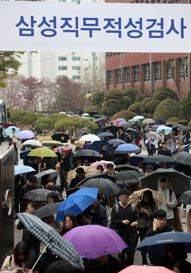 14일 서울 도곡로 단대부고에서 열린 삼성직무적성검사를 마친 응시자들이 고사장을 나서고 있다. 삼성그룹은 올 상반기 대졸 신입사원 공개 채용을 위한 삼성직무적성검사(GSAT)를 서울·부산·대구·광주·대전과 미국 뉴어크·로스앤젤레스(LA) 등 7개 지역에서 일제히 실시했다./권욱기자 2019. 04. 14