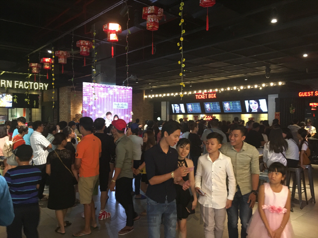 베트남 호치민에 있는 CGV 극장이 관객들로 북적이고 있다. /사진제공=CGV 베트남