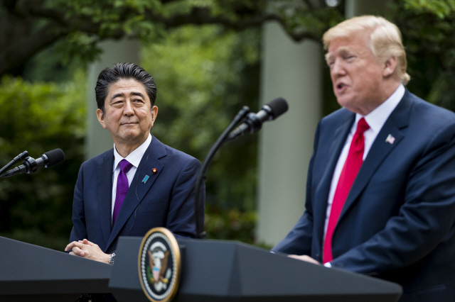 도널드 트럼프(오른쪽) 미국 대통령과 아베 신조 일본 총리 /EPA연합뉴스